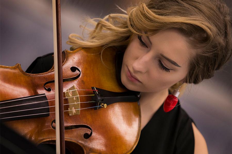 Music student plays violin on the University of Wisconsin Whitewater campus