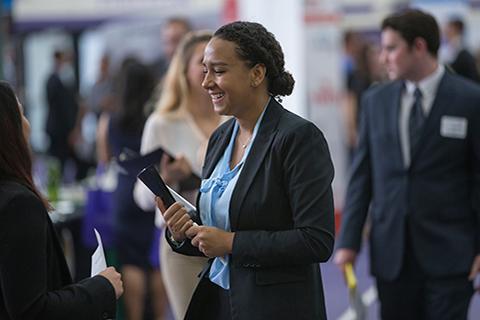 Finance student Amanda Battle seeks a summer internship at the 足彩平台 Hawk Career Fair.