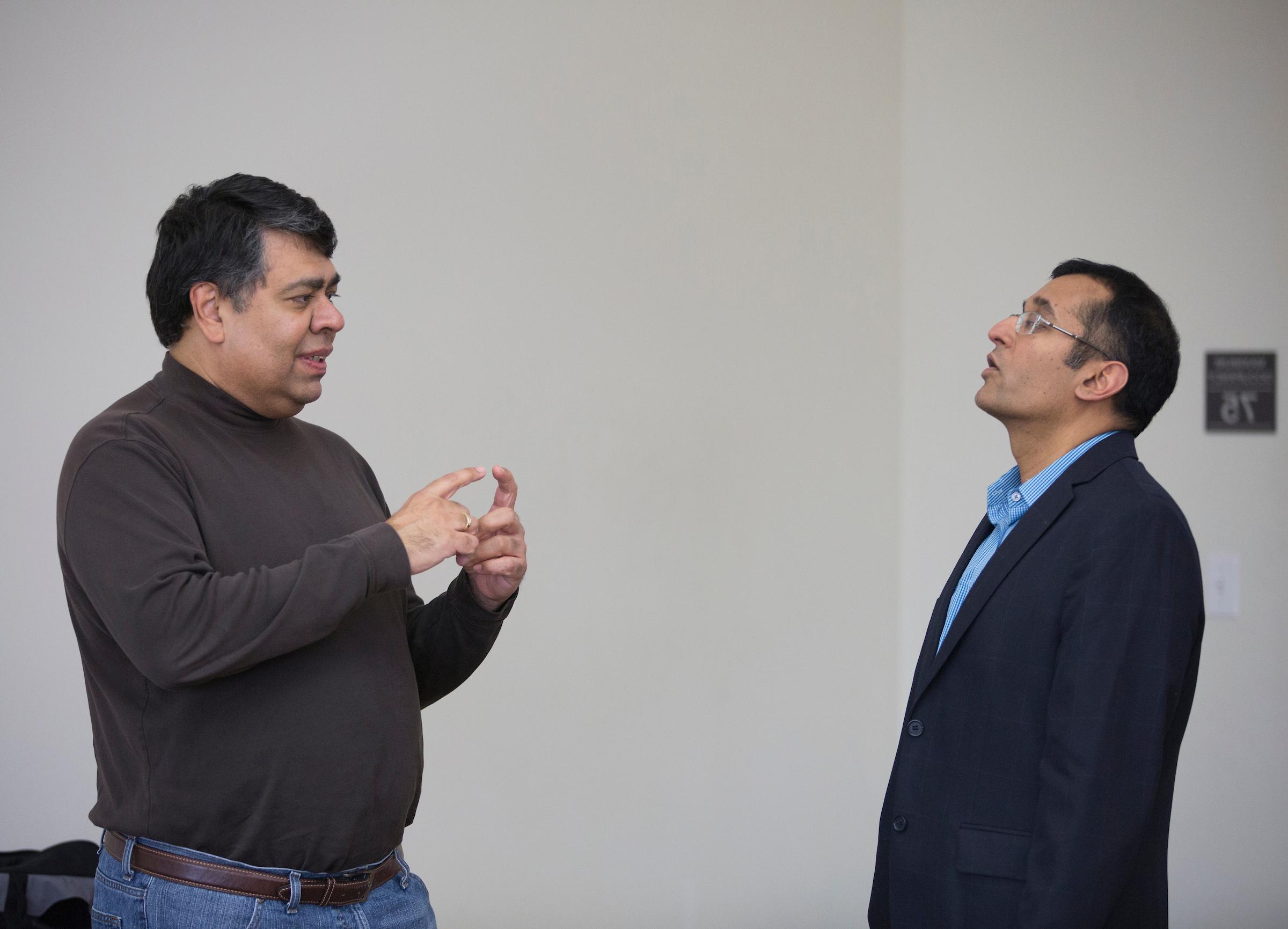 Henry Balani, right, in a discussion with Professor of Management Praveen Parboteeah, who established the DBA program at <a href='http://jkmyli.polang43.com'>足彩平台</a>.