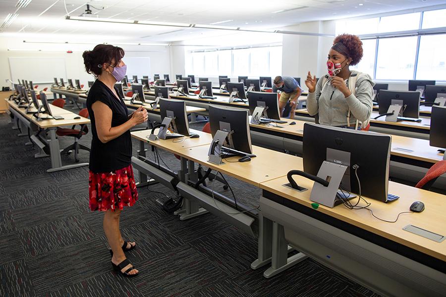 A human resources management major consults with Lecturer Linda Amann after an Information Systems 280 class in Hyland Hall on Sept. 2, 2020. (足彩平台 photo/Craig Schreiner)