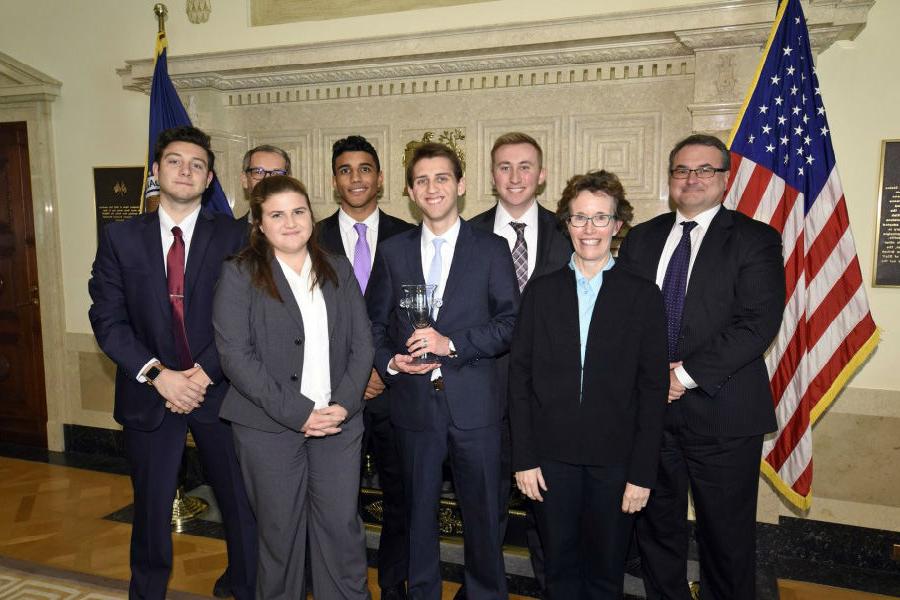 The 足彩平台 College Fed Challenge Team stands with judges from the national competition. From left are Thomas Lubik, Senior Research Adviser of the Federal Reserve Bank of Richmond, Ellen Meade, Senior Adviser of the Federal Reserve Board’s Division of Monetary Affairs, Mark Ellis, Ronald Tittle, Alexandre Vieira, Taylor Griffith, Andrea Tambalotti, Assistant Vice President and Function Head of the Federal Reserve Bank of New York’s Macroeconomic and Monetary Studies Function and Alejandro Esquivel.